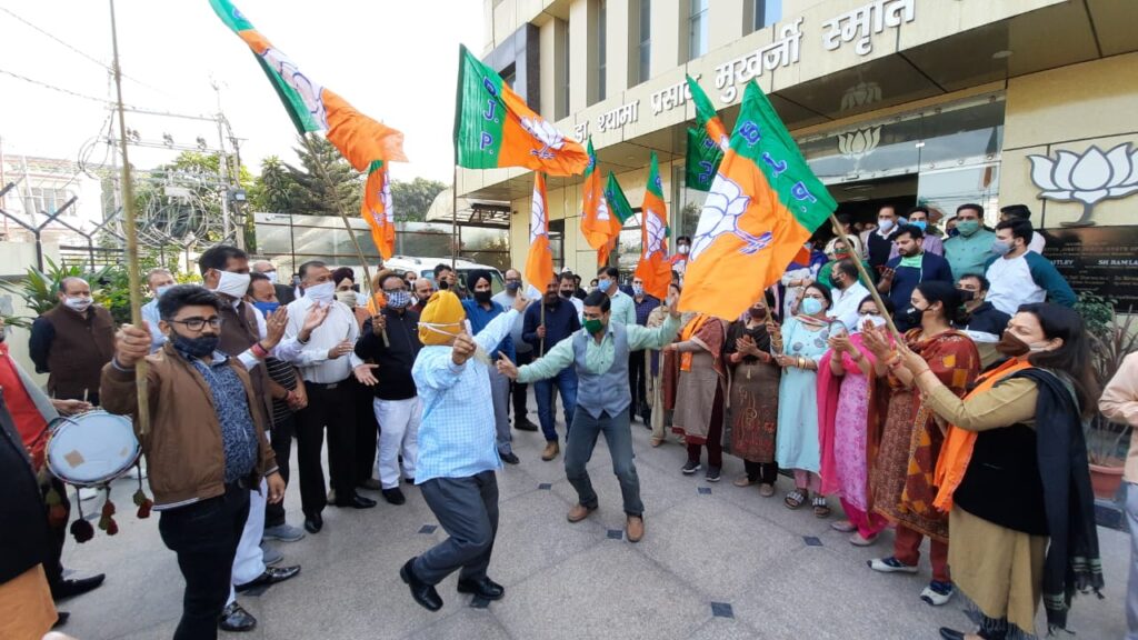 BJP workers dance to celebrate party victory in Bihar assembly polls – JK Post